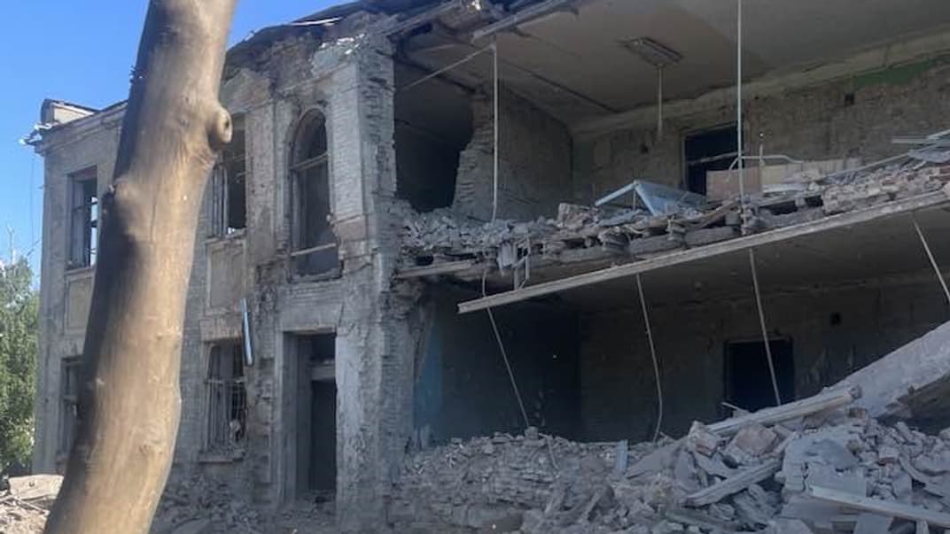 Последствия российского обстрела дома культуры в Изюме, 20 мая 2024 года