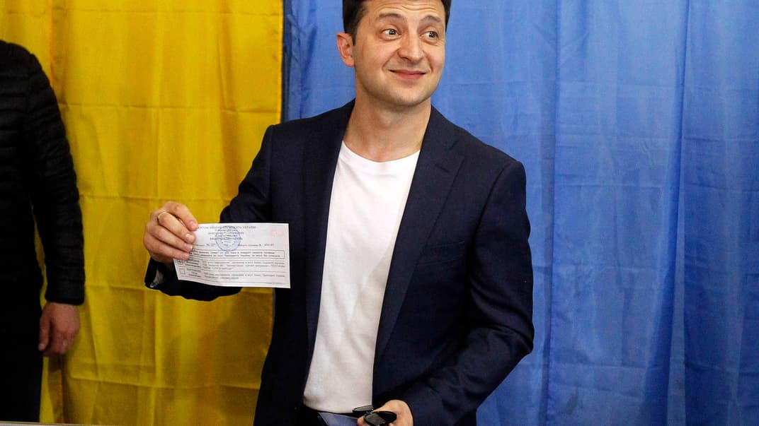 Кандидат у президенти України, комік Володимир Зеленський проголосував за себе на дільниці у Києві у другому турі виборів президента, 21 квітня 2019 року 