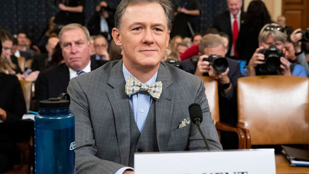 Временный поверенный в делах США в Украине Уильям Тейлор (справа) и заместитель помощника госсекретаря США Джордж Кент свидетельствуют в Конгрессе США, 13 ноября 2019 года