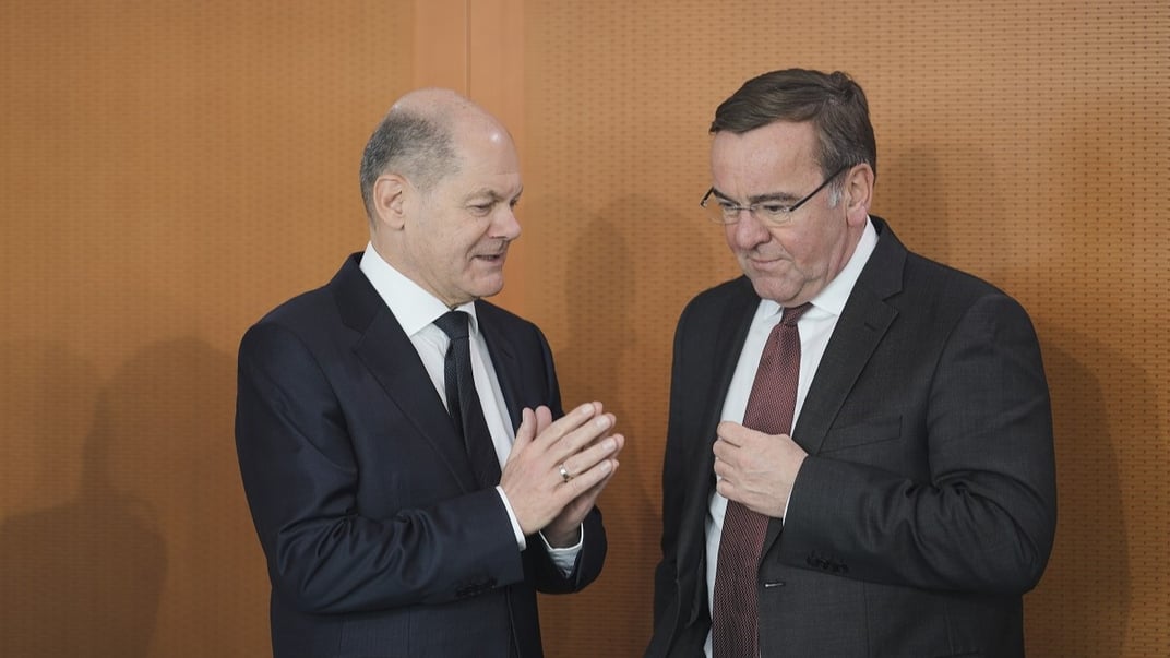 Ілюстративне фото. Канцлер Німеччини Олаф Шольц (ліворуч) розмовляє з міністром оборони Борисом Пісторіусом під час засідання кабінету міністрів, 1 березня 2023 року