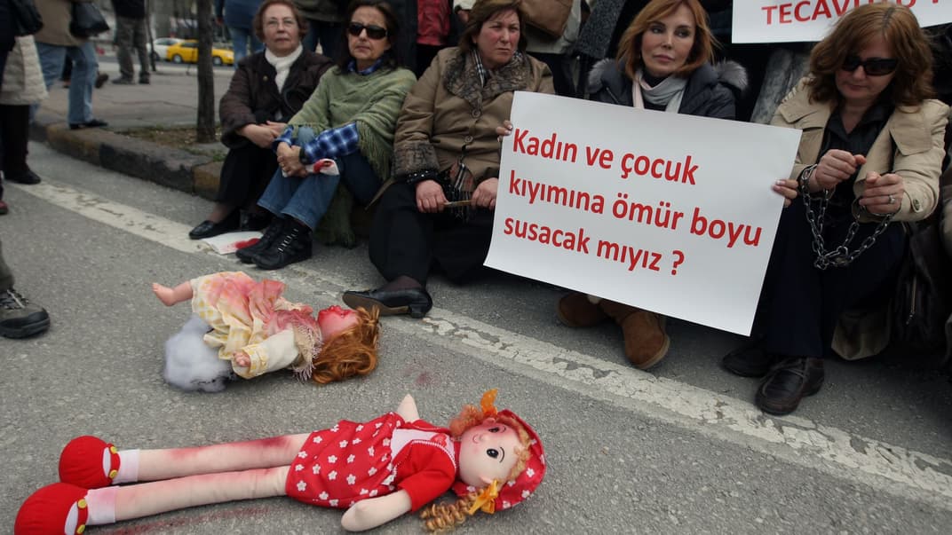 Женщины в Анкаре требуют от власти защиты от насилия на фоне сообщений об изнасиловании женщин и девушек в стране. Турция, апрель 2011 года