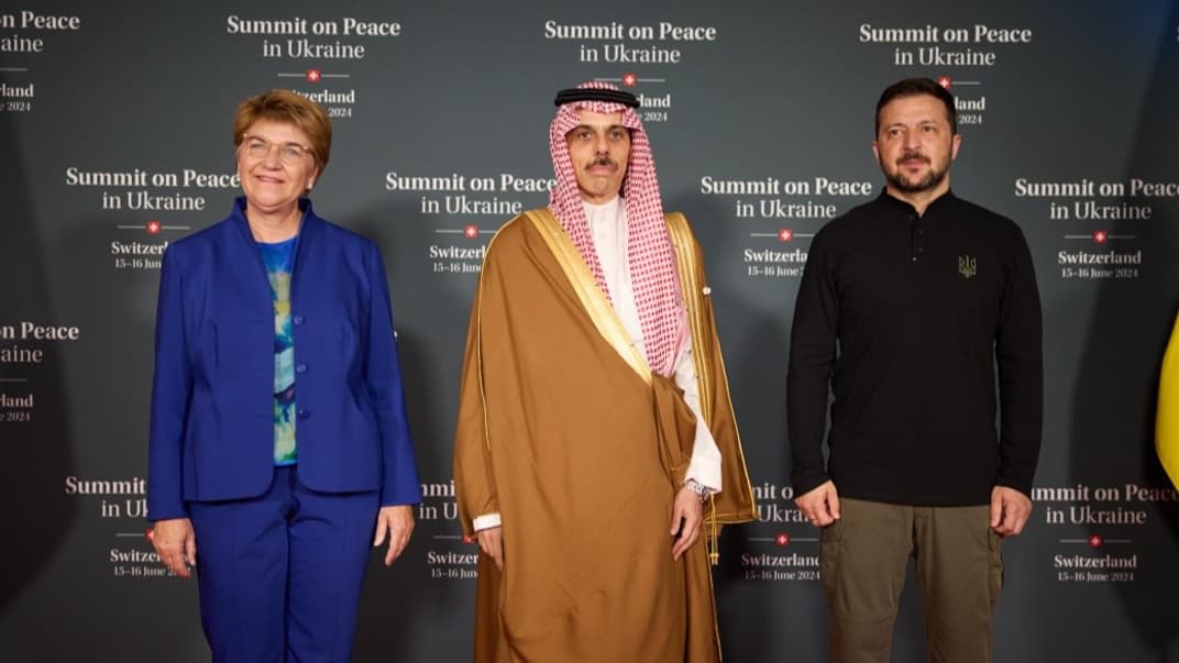 Президент Швейцарии Виола Амерд, министр иностранных дел Саудовской Аравии принц Фейсал бин Фархан Аль Сауд и президент Украины Владимир Зеленский на Саммите мира, 15 июня 2024 года