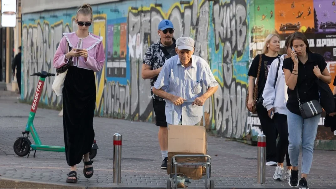 Ілюстративне фото. Люди на пішохідному переході в Києві, вересень 2024 року