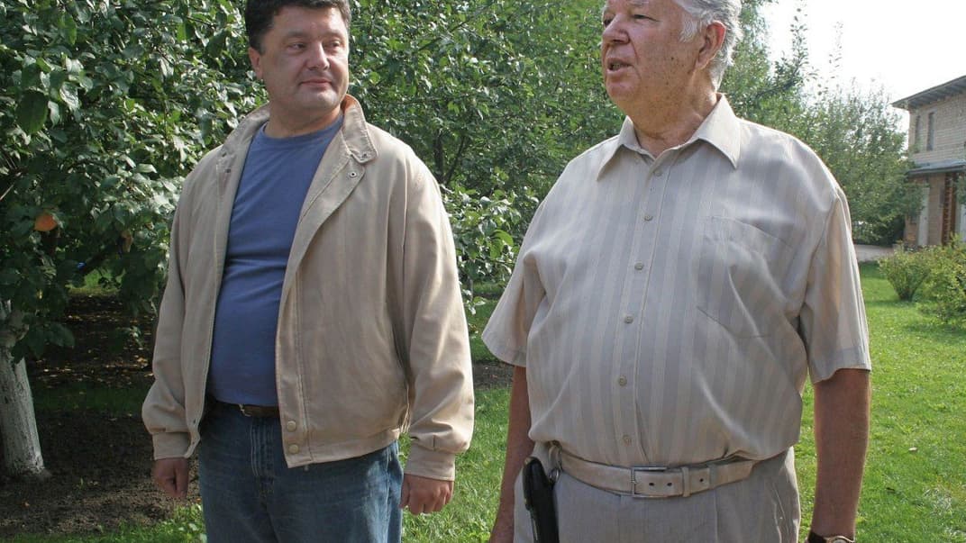 П'ятий президент України Петро Порошенко (ліворуч) зі своїм батьком Олексієм Порошенком на подвір'ї власної дачі на хуторі Петровський в Бориспільському районі Київської області, 10 вересня 2005 року