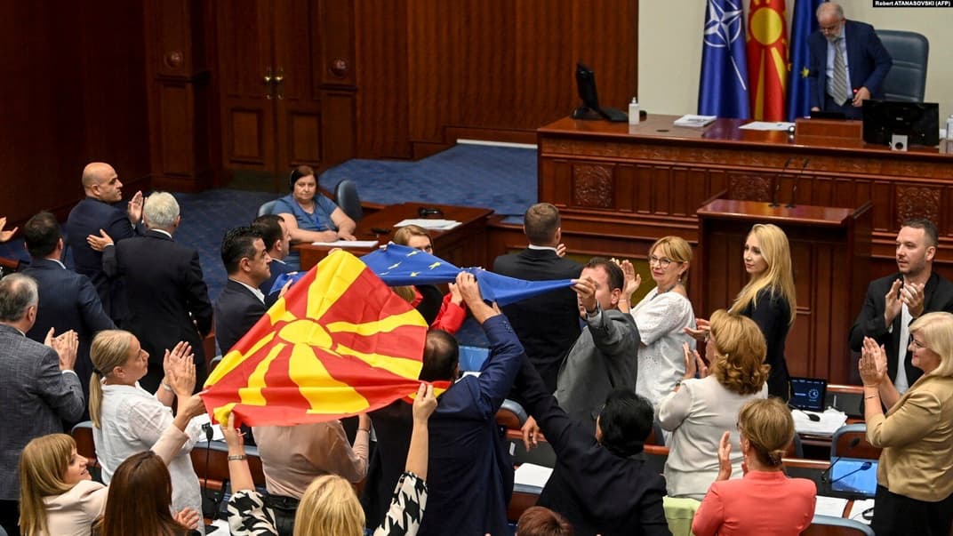 Национальная ассамблея Северной Македонии поддержала соглашение, которое может разблокировать ей путь к членству в ЕС, 16 июля 2022 года