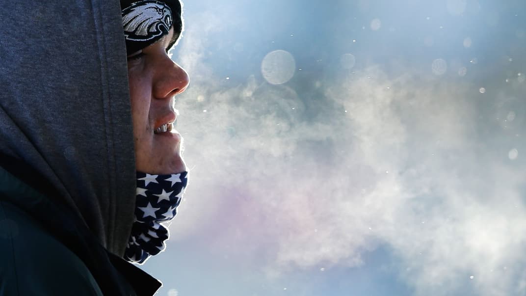 Человек дышит холодным воздухом зимой, выдыхая воздух, который благодаря имеющимся в нем молекулам воды на холоде сразу превращается в пар