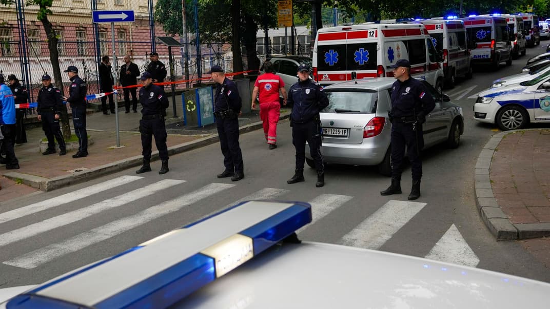 Полиция и медики возле школы в Белграде, где ученик устроил стрельбу, 3 мая 2023 года