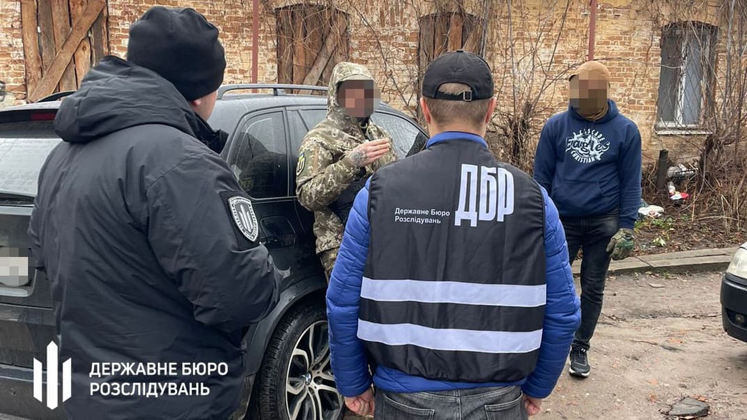 У Сумах правоохоронці викрили інспектора військової служби правопорядку, який брав хабарі від призовників