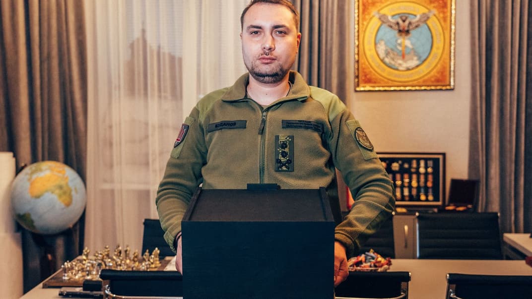 Очільник розвідки Міноборони Кирило Буданов тримає коробку з обладнанням