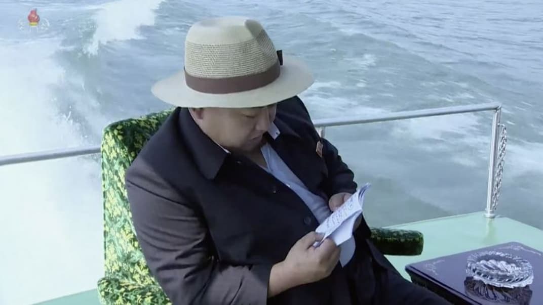 Кім Чен Ин працює над дизайном чогось, дата і місце фото невідомі