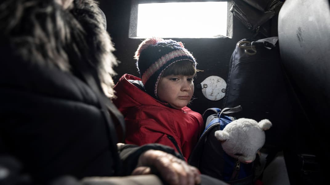 Иллюстративная фотография. Девочка едет с мамой в микроавтобусе во время эвакуации из Авдеевки в Донецкой области, 7 марта 2023 года