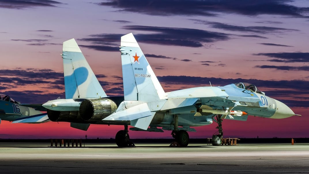 российский Су-27, модификацией которого является СУ-27УБ