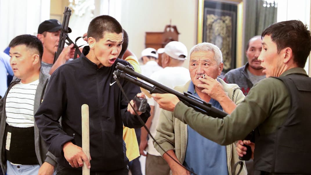 Сторонники экс-президента Алмазбека Атамбаева охраняют его дом в селе Кой вблизи Бишкека, Кыргызстан, 7 августа 2019 года