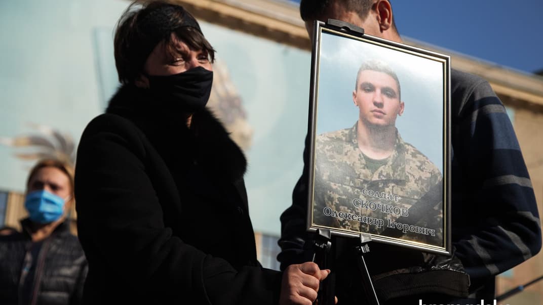 Оксана Скочкова держит портрет своего сына, курсанта Александра Скочкова, погибшего в авиакатастрофе Ан-26 в Харьковской области. Харьков, 6 октября 2020 года