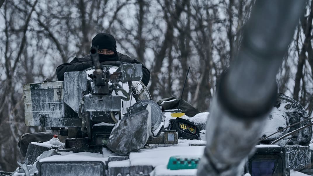 Український танкіст їде на свою позицію на передовій у Бахмуті, 12 лютого 2023 року