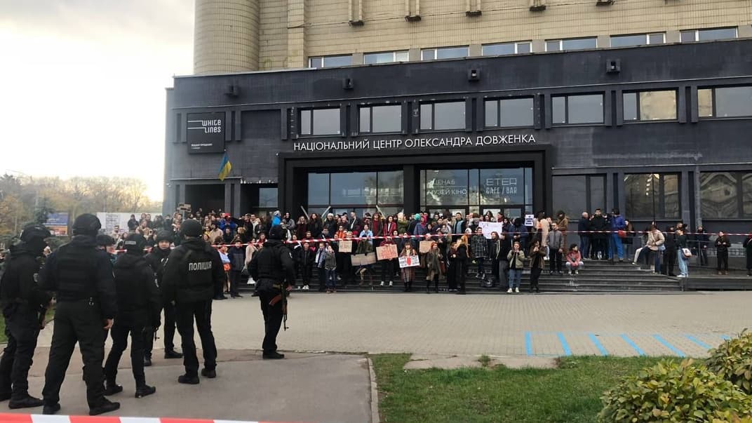Під Довженко-Центром влаштували «Двіж волевиявлення» через призначення нового керівництва, 12 листопада 2022 року