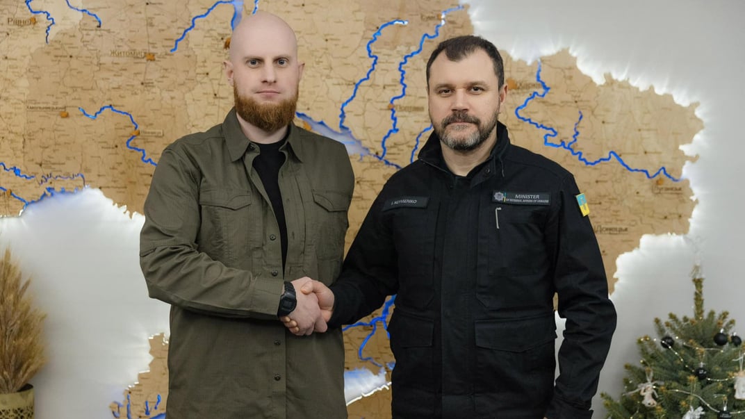 Военнослужащий, Герой Украины Дмитрий Финашин с министром внутренних дел Игорем Клименко