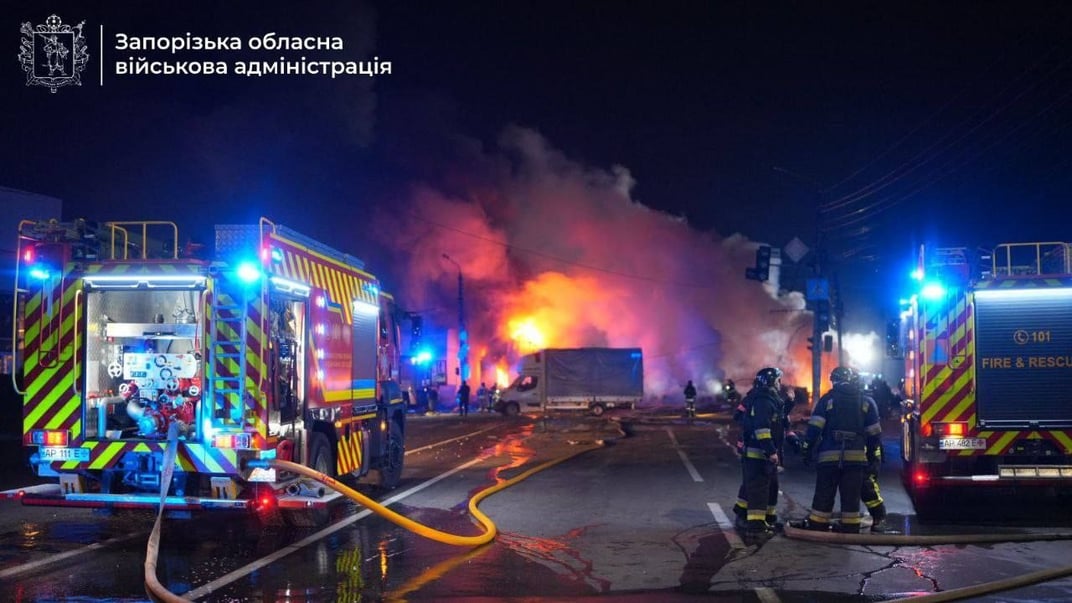 Экстренные службы на месте российского авиаудара в Запорожье 6 декабря 2024 года