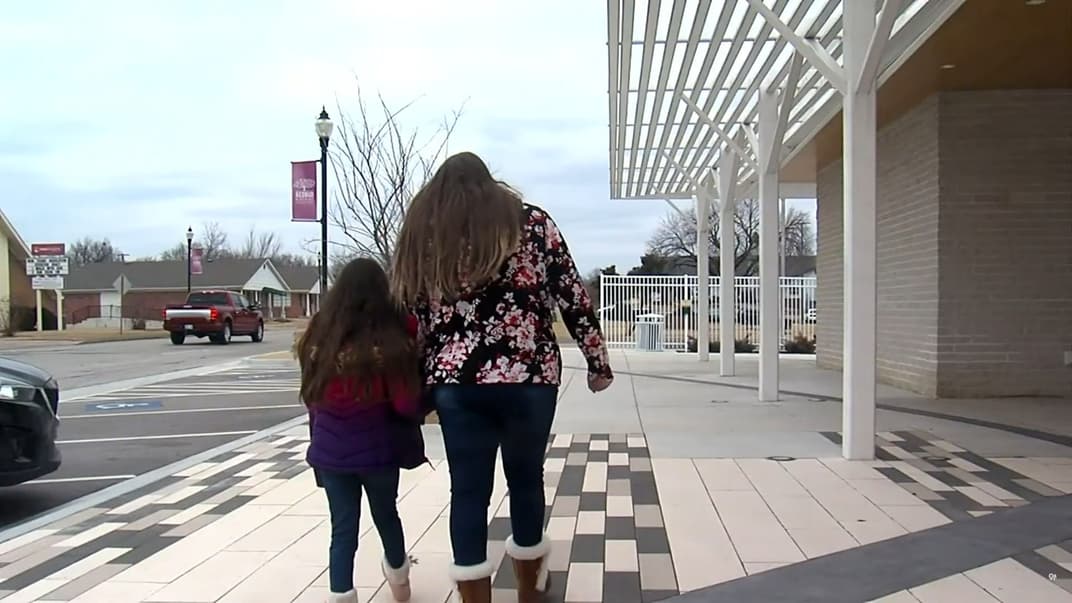 Делані Шелтон та її 8-річна донька Хлоя, яку виключили з християнської школи нібито через зізнання в коханні іншій дівчинці