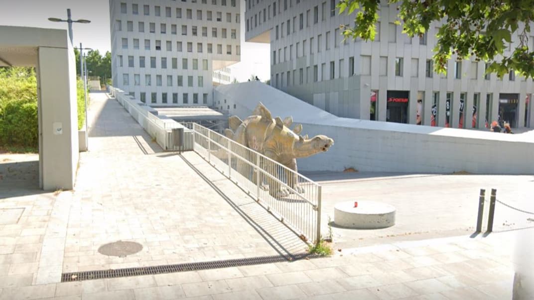 Статуя стегозавра, виконана в техніці пап'є-маше, яка стояла біля будівлі кінотеатру іспанського міста Санта-Кулома-да-Ґраманет. Фото липня 2019 року