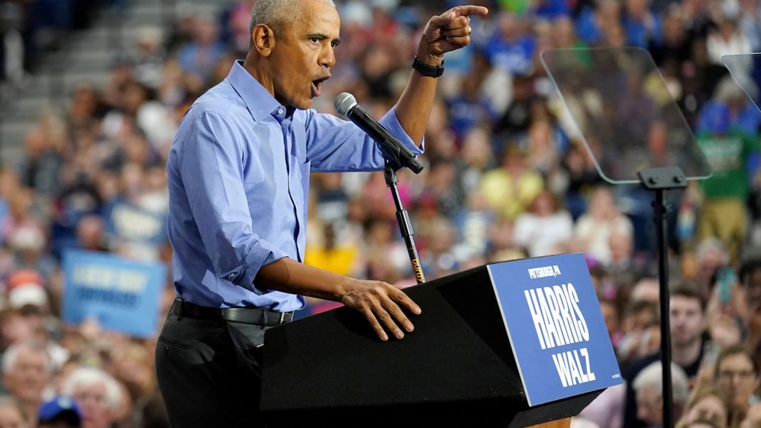 Бывший президент США Барак Обама выступает во время предвыборного митинга в поддержку кандидата в президенты от Демократической партии Камалы Харрис, 10 октября 2024 года