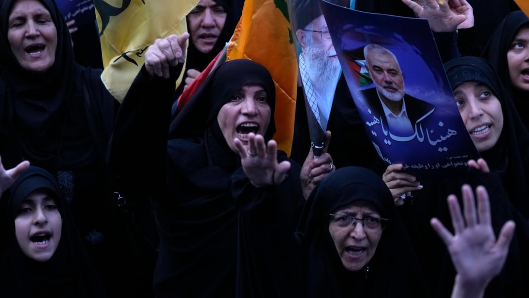 Иранские протестующие скандируют лозунги на демонстрации с призывом осудить убийство лидера ХАМАС Исмаила Хании, 31 июля 2024 года