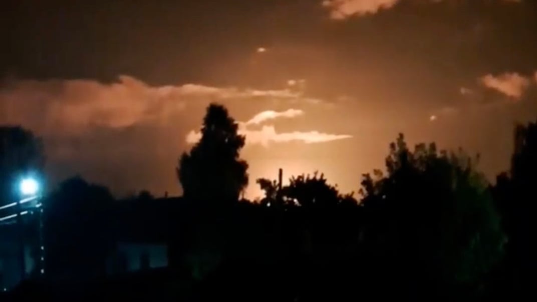 Зарево на месте попадания в станцию «Унеча» в Брянской области