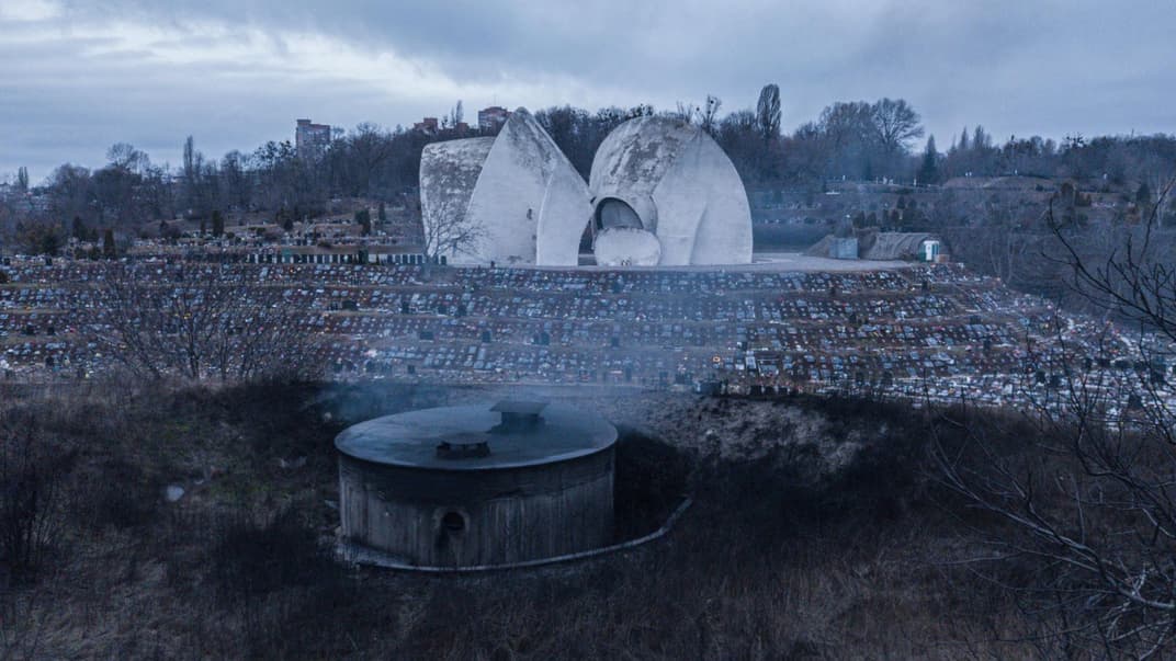 Дим від спалювання домовин у київському крематорії на території Байкового кладовища