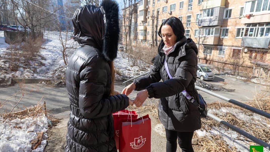 російським вдовам у Владивостоці подарували м'ясні продукти