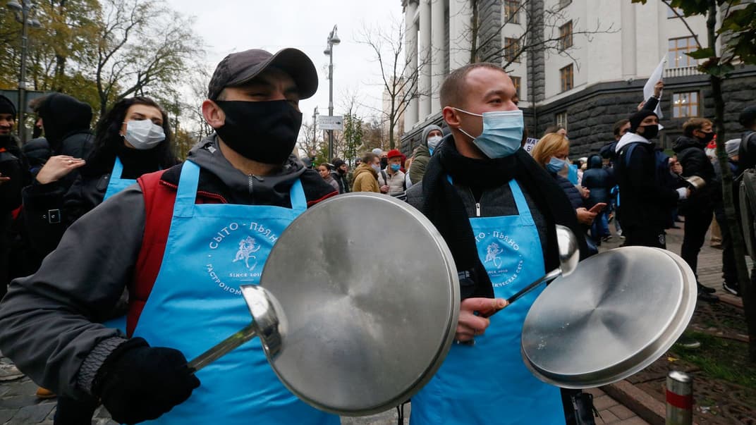 Працівники ресторанного бізнесу б'ють по сковородах на знак протесту проти нещодавно запровадженого карантину на вихідних, Київ, Кабінет Міністрів, 11 листопада 2020 р.