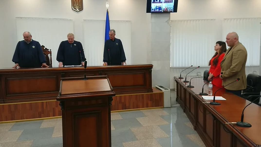 Екскомандир львівського «Беркуту» Ростислав Пацеляк слухає рішення Київського апеляційного суду, 24 квітня 2023 року. Скриншот