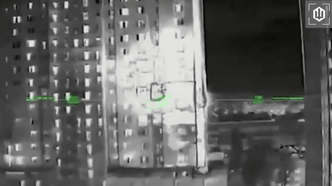 Скриншот із відео, де показують наслідки атаки на ФСБ рф 22 квітня 2026 року