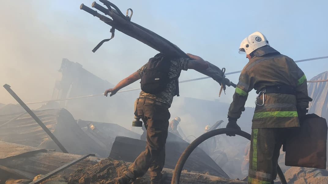 Рятувальники гасять пожежу в ТЦ у Кременчуку, в який влучила російська ракета, 27 червня 2022 року