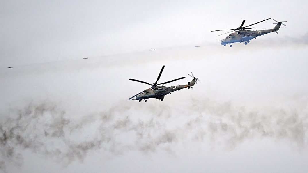 Ілюстративне фото. Білоруські військові гелікоптери Мі-24 виконують польоти в межах військових навчань «Захід-2025» поблизу Борисова, 15 вересня 2025 року