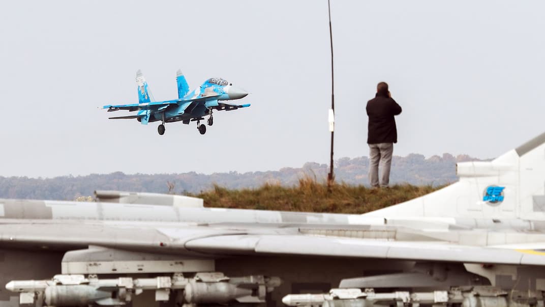 Винищувача Су-27УБ у небі над аеродромом «Старокостянтинів» під час навчань «Чисте небо-2018», Хмельницька область, 12 жовтня 2018 року