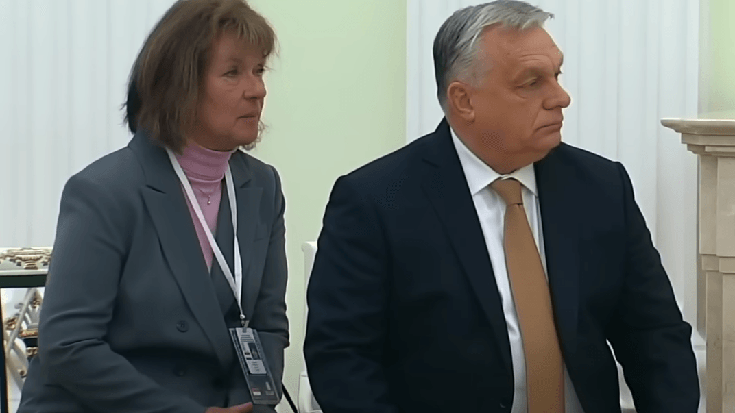 Прем'єр-міністр Угорщини Віктор Орбан зі своєю перекладачкою під час зустрічі з російським лідером володимиром путіним