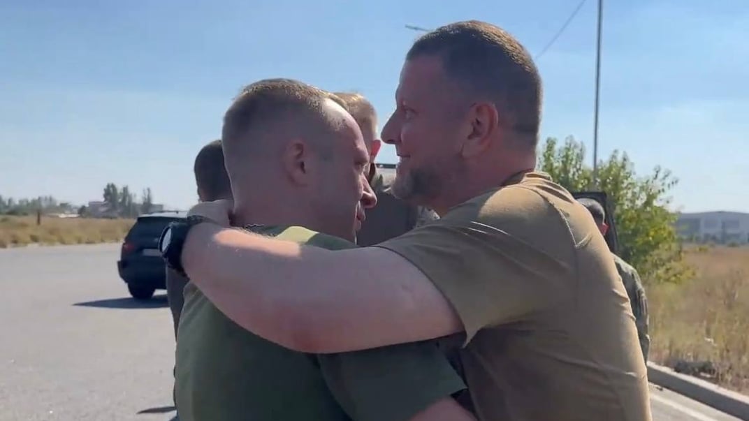 Головнокомандувач ЗСУ Михайло Драпатий (ліворуч) і колишній головнокомандувач Валерій Залужний