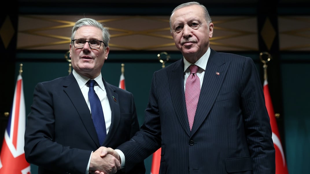 Прем’єр-міністр Великої Британії Кір Стармер та президент Туреччини Реджеп Таїп Ердоган тиснуть один одному руки під час зустрічі 27 жовтня 2025 року