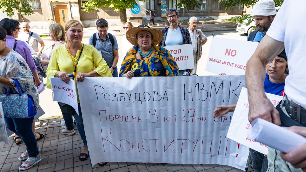 Жителі села Мархалівка, біля якого планують військове кладовище, прийшли під офіс омбудсмена, Київ, 2 серпня 2024 року