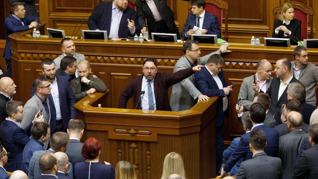 Заседание Рады, на котором парламентарии рассмотрели законопроект о рынке земли и предварительно проголосовали за снятие моратория на продажу сельхозземель, Киев, 13 ноября 2019