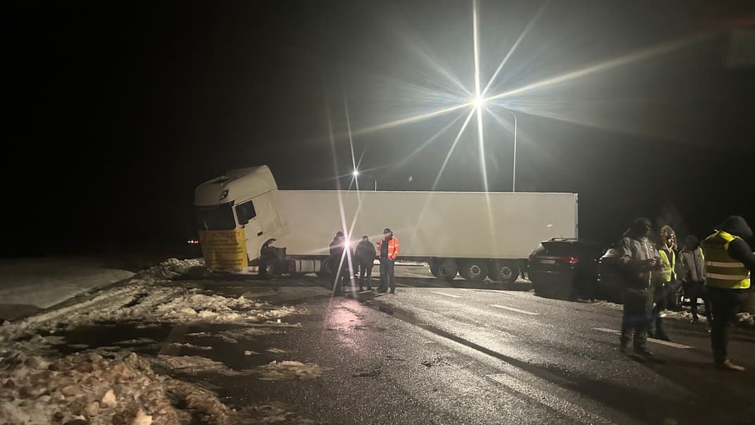 Грузовик, преградивший дорогу на Дорохуск