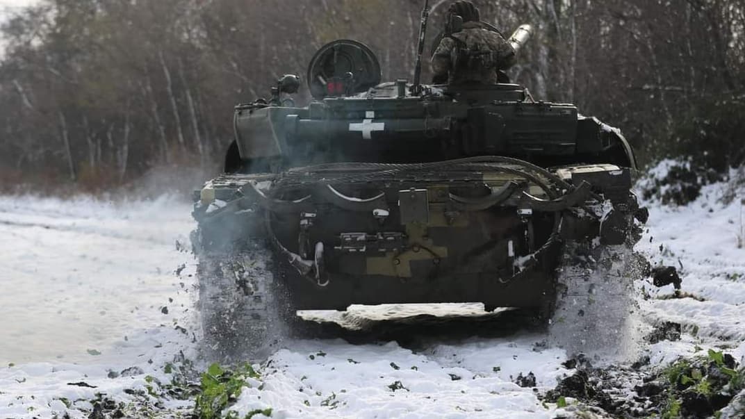 Український військовослужбовець і техніка. Ілюстративне фото