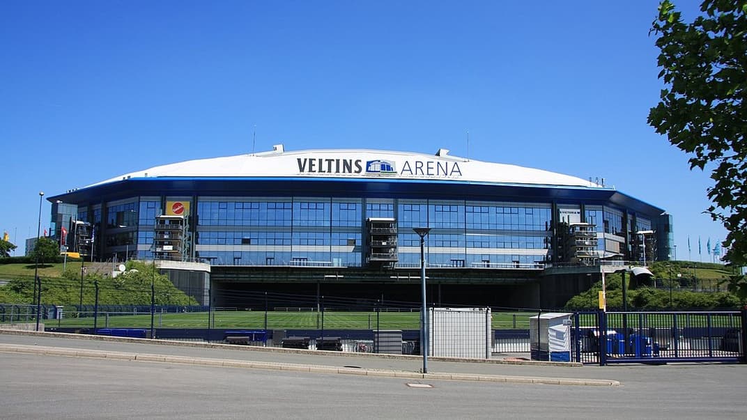Иллюстративная фотография. «Фельтинс-Арена» в городе Гельзенкирхен, является домашней ареной футбольного клуба «Шальке 04»