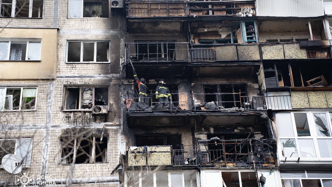 Рятувальники працюють у будинку, який постраждав від атаки рф