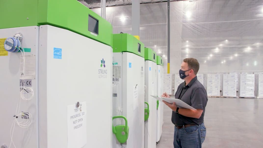 Работник склада службы доставки UPS проверяет морозильные камеры для вакцины от коронавируса Pfizer / BioNTech. Они требуют хранения при сверхнизких температурах. США, 10 декабря 2020 года