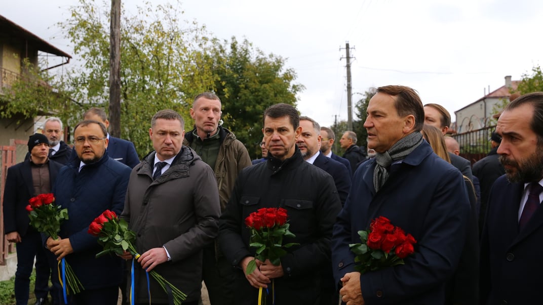 Міністр закордонних справ Польщі Радослав Сікорський разом з українськими посадовцями вшановує пам’ять загиблих у Лапаївці Львівської області Міністр закордонних справ Польщі Радослав Сікорський разом з українськими посадовцями вшановує пам’ять загиблих у Лапаївці Львівської області