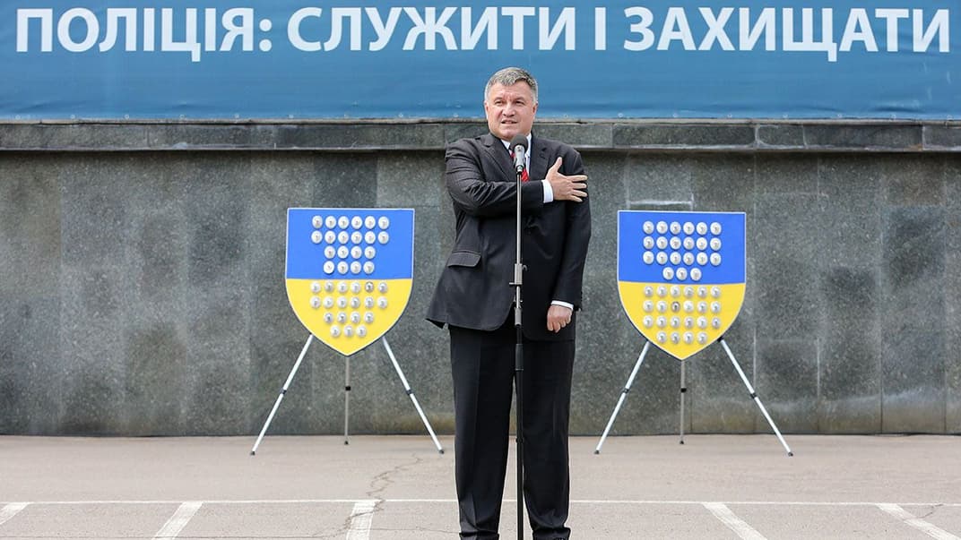 Міністр внутрішніх справ України Арсен Аваков під час урочистої церемонії першого випуску курсантів Академії патрульної поліції у Києві, 31 травня 2018 року