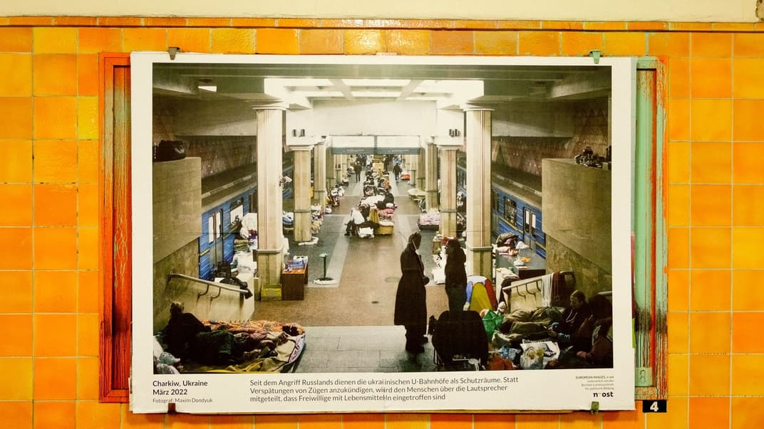 Фотовиставка про харківський метрополітен, який став укриттям для українців