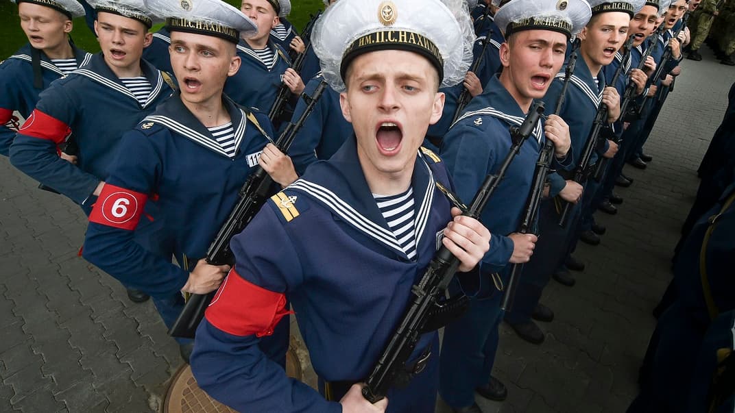 Ілюстративне фото. Курсанти військово-морського флоту рф під час репетиції військового параду в окупованому Севастополі, 5 травня 2022 року