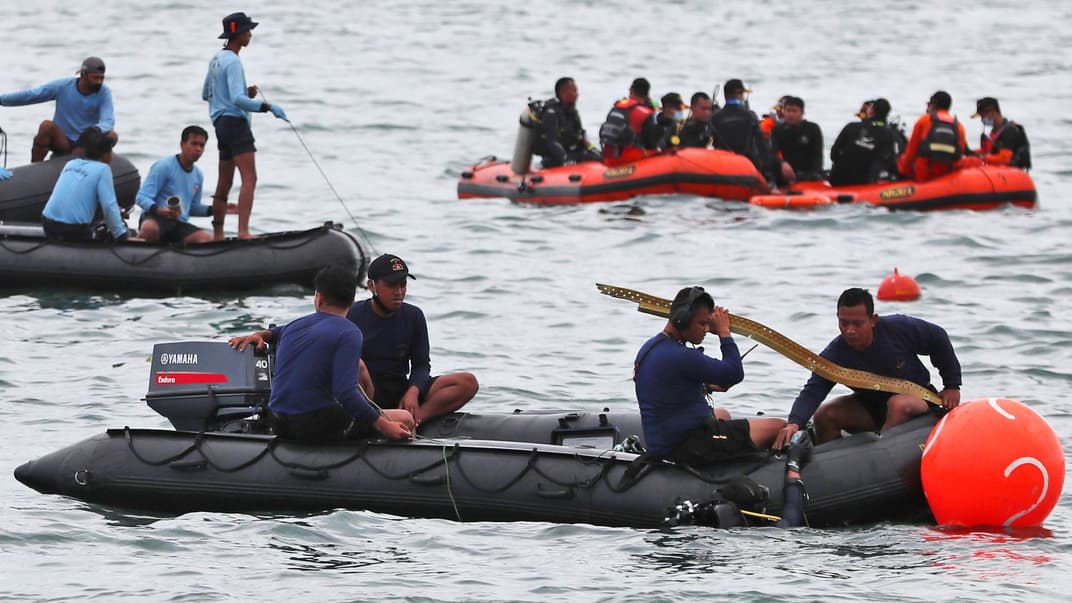 Індонезійські дайвери шукають під водою уламки літака авіакомпанії Sriwijaya Air, який розбився 9 січня, тіла пасажирів та екіпажу, 10 січня 2021 року